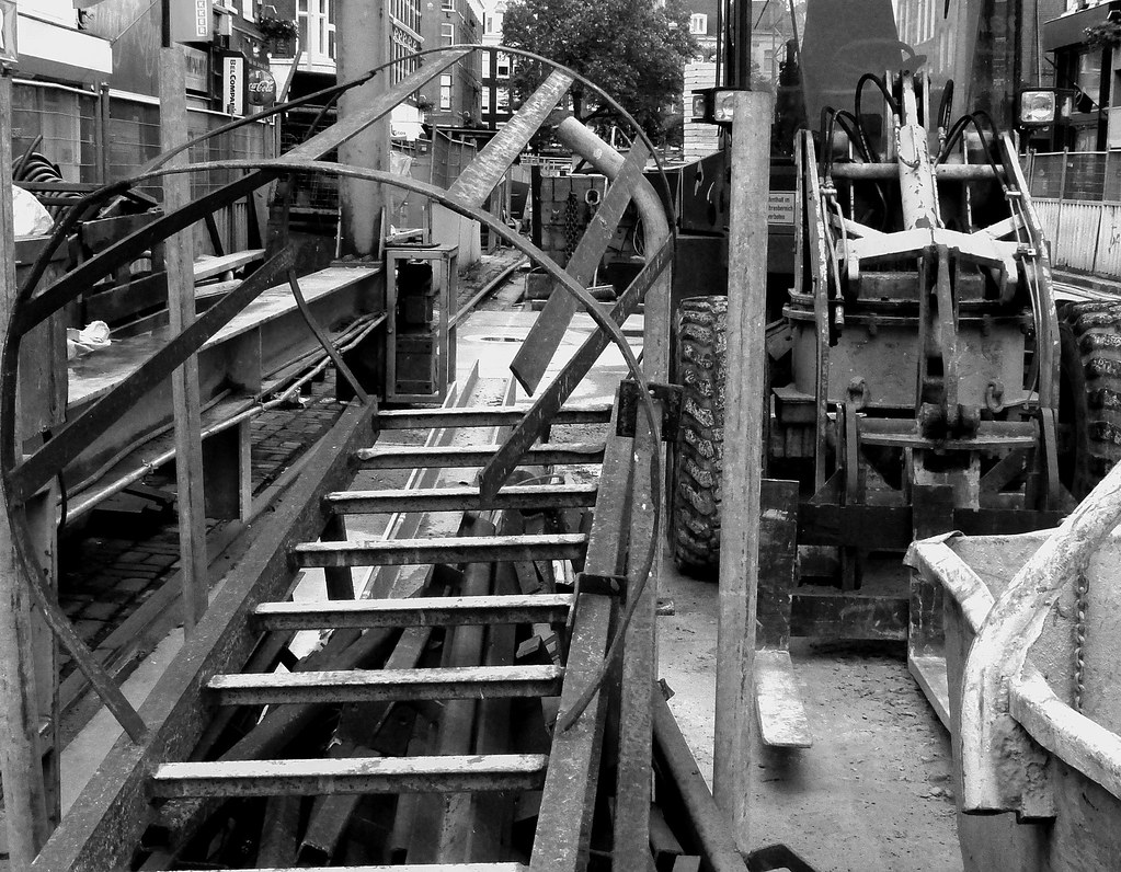 Palettes de parpaings et sacs de ciment stockés au dépôt Comptoir Delmont à Limoges