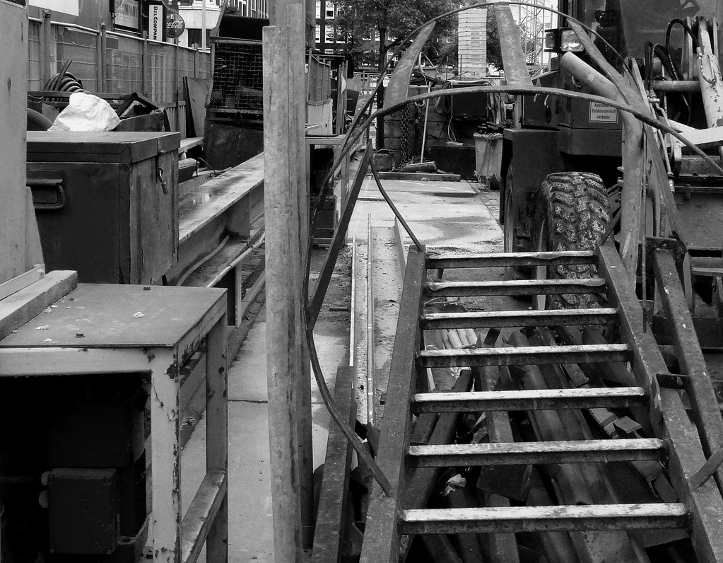 Camion de livraison du Comptoir Delmont chargé de matériaux de construction